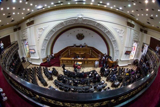 CAR05. CARACAS (VENEZUELA), 23/05/2017 - Fotografía tomada con lente "ojo de pez" muestra una vista general de una sesión del Parlamento de Venezuela durante una sesión hoy, martes 23 de mayo de 2017, en Caracas (Venezuela). El Parlamento de Venezuela, controlado por la oposición, aprobó "desconocer" las bases de la convocatoria a la Asamblea Constituyente anunciadas hoy por el presidente Nicolás Maduro y convocar a un referendo sobre la pertinencia de ese mecanismo. EFE/MIGUEL GUTIÉRREZ