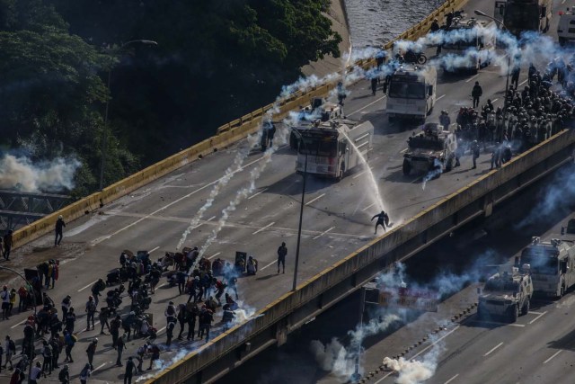 CAR274 - CARACAS (VENEZUELA) - 27/05/2017 - Enfrentamientos entre la Guardia Nacional Bolivariana (GNB) y manifestantes opositores hoy, sábado 27 de mayo de 2017, en Caracas (Venezuela). La concentración opositora que se realizó hoy en la capital para recordar los 10 años de la salida del aire del canal privado Radio Caracas Televisión (RCTV) culminó en medio de una situación de "tensión" y humo, luego de que se registraran en una autopista cercana choques entre la policía y manifestantes. EFE/CRISTIAN HERNÁNDEZ