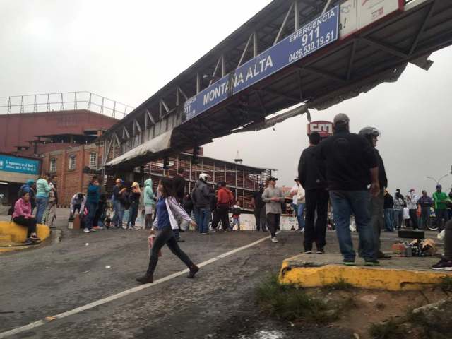 @Angelicaive / Manifestantes trancan la vía de Montaña Alta 