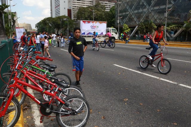 El Gobierno realiza una actividad deportivo -recreativa en la avenida Bolívar de Caracas en respaldo a la Constituyente de Maduro. Foto: @rivasangelo 