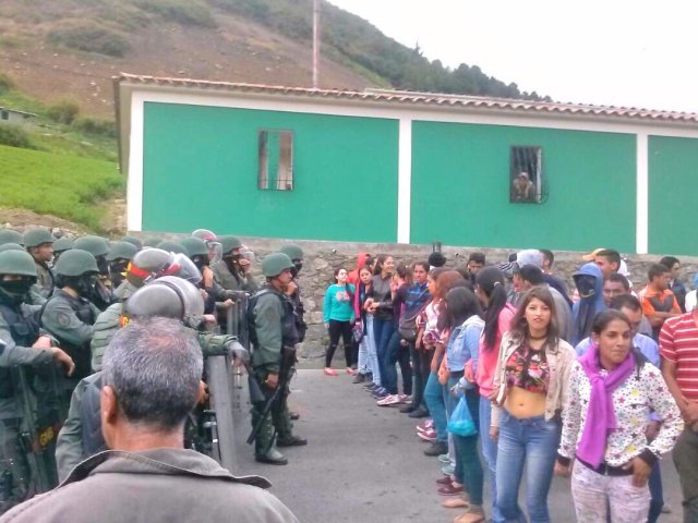 Gochos enardecidos corrieron a los efectivos de la GN luego de que reprimieran a la manifestación pacífica con lacrimógenas. Foto: @MariaCorinaYA