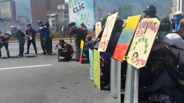 Reprimen con lacrimógenas a manifestantes en la Francisco Fajardo / Foto: Eduardo Ríos La Patilla
