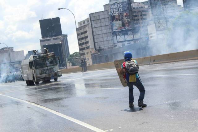 Represión en la autopista Francisco Fajardo. Foto: Régulo Gómez.