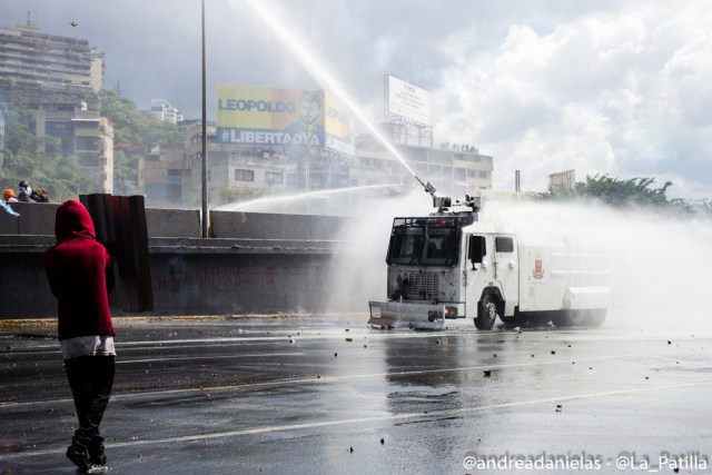 Una fuerte represión se ejecutó este lunes en la Fajardo. Foto: Andrea Sandoval / LaPatilla.com