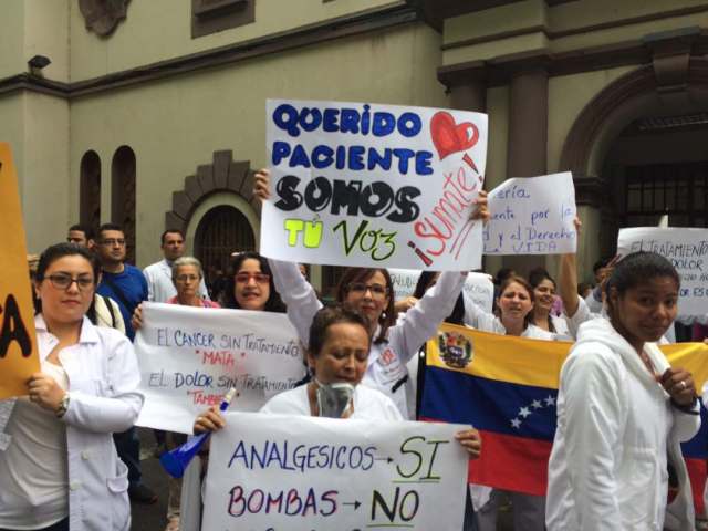 Médicos y personal de los hospitales salieron a las calles a exigir medicinas e insumos para los pacientes