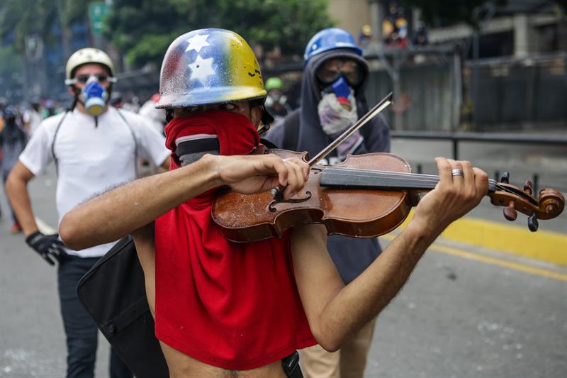¡Sublime en plena represión!… Violín en mano, nuestro Gloria al Bravo Pueblo y “Venezuela”