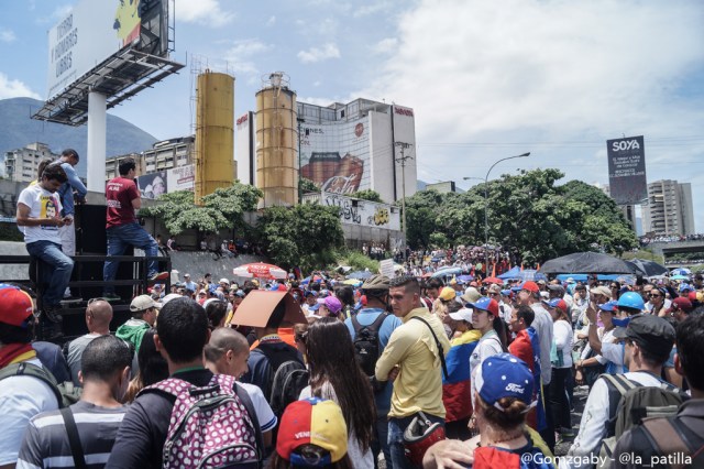 Con banderas, cruces y bajo la lluvia opositores se plantaron en Caracas