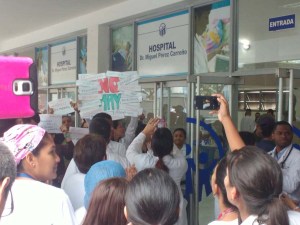 Médicos del Pérez Carreño también protestaron por falta de insumos (fotos)