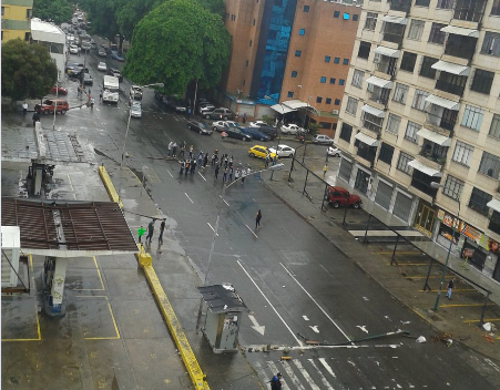 Manifestantes cierran avenida Teresa de la Parra en Santa Mónica #23May