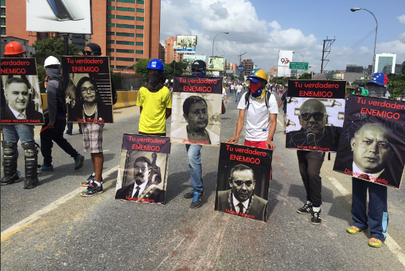 Escuderos de la resistencia en la Francisco Fajardo. Foto: Raylí Lujan