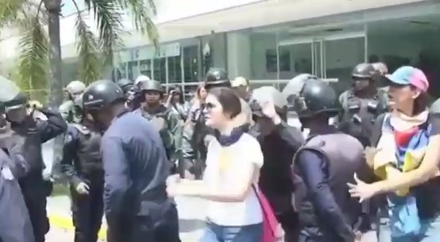 ¡COBARDES!: Golpes, empujones e insultos contra mujeres detenidas en Valencia #15May (VIDEO)