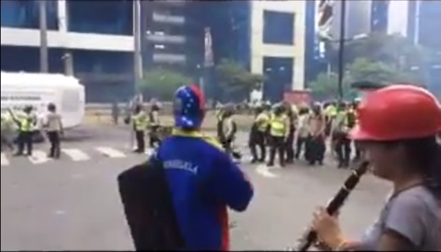 Violinista libertario hace retroceder a la PNB al ritmo del Himno Nacional #20May (Video)