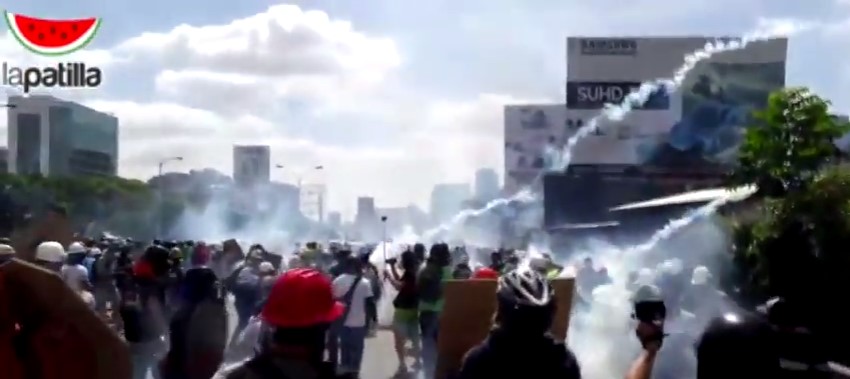 EN VIDEO: Momento en que se llevan a un manifestante herido durante represión en la Fajardo #18May