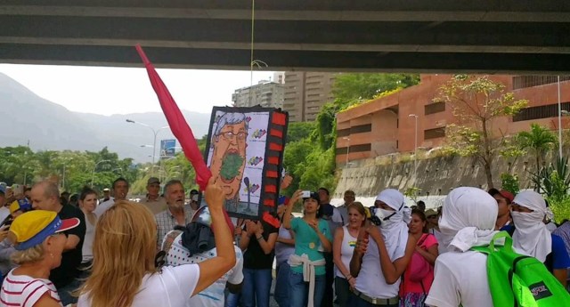 Manifestantes opositores se concentran en Santa Fe. Cuelgan imágenes alusivas a Tibisay Lucena