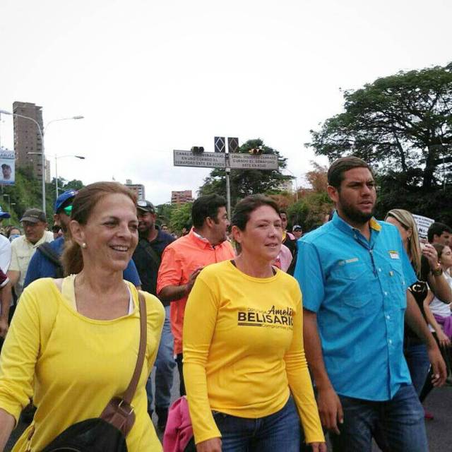 La diputada Amelia Belisario marchando por las madres de venezuela