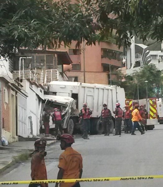 Bomberos acudieron al sitio del siniestro