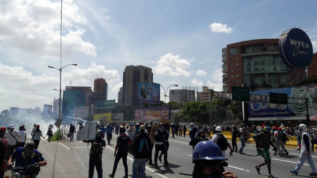 Fuerte represión con lacrimógenas a manifestantes en la Fajardo y Las Mercedes #18May