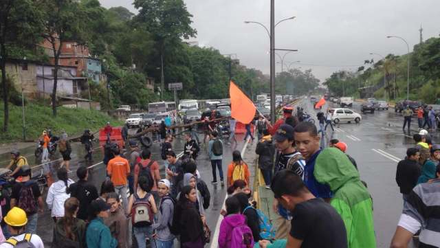 Estudiantes universitarios en la autopista Gran Mariscal de Ayacucho / Foto @Harley_Monse