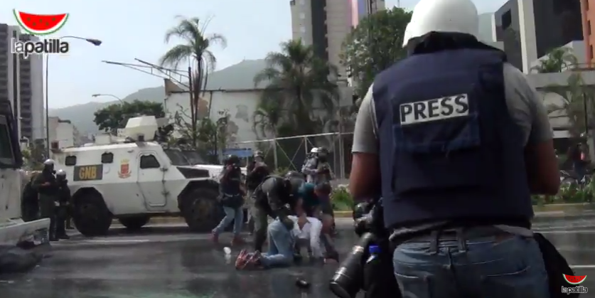 Momento en que ballena de la GN efectúa embestida contra una periodista de AP (Video)