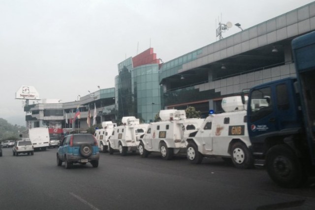 Tanquetas de la GNB en Los Teques este #8May / Foto @aebn11 