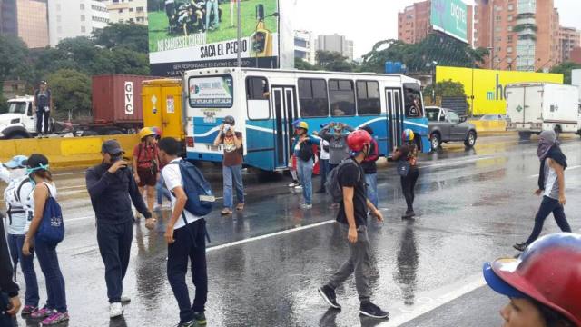 Ciudadanos trancaron la autopista luego de que les impidieran el paso en la avenida Libertador