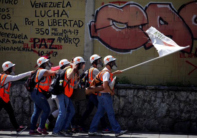 Cuerpo de voluntarios en paramédicos en la marcha de los estudiantes. REUTERS/Carlos Barria TPX IMAGES OF THE DAY
