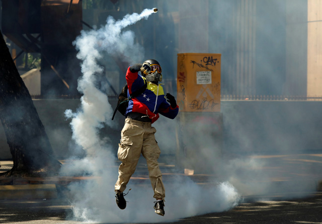 Cuerpos de seguridad no dan tregua y arremetieron con gases contra los estudiantes. REUTERS/Carlos Garcia Rawlins TPX IMAGES OF THE DAY