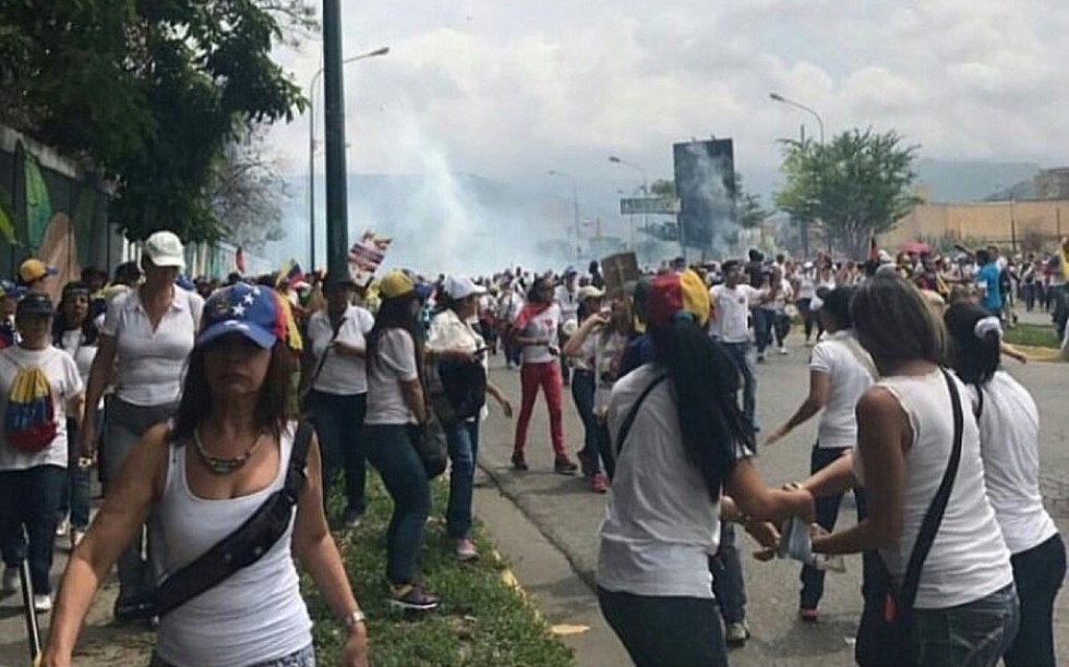 Marcha de las mujeres en Aragua es reprimida con bombas lacrimógenas #6May (Videos)
