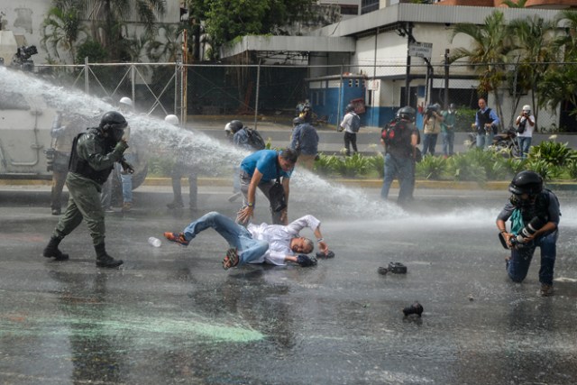 Represión a marcha de salud este #22May / AFP PHOTO / LUIS ROBAYO