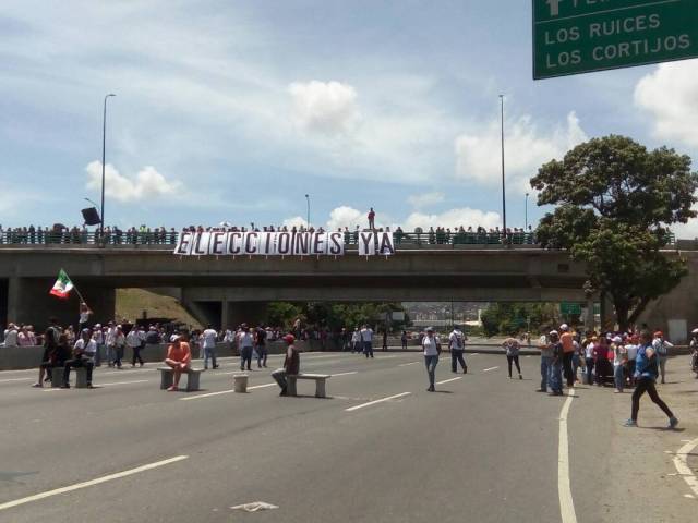 Manifestantes desplegaron una gran pancarta pidiendo elecciones ya (Foto: @infomerida_ve)