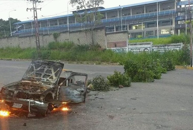 Cierran con barricadas la autopista San Cristóbal – La Fría #16May