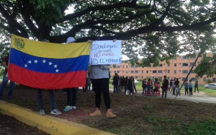 Continúan las manifestaciones en tres sectores de Carabobo (Fotos)