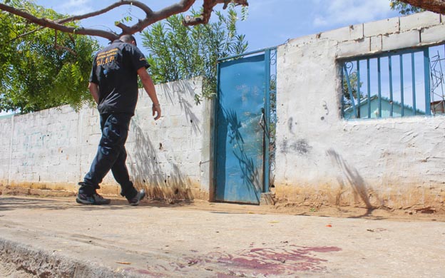 Cuando el delincuente vio las patrullas le gritó a su hija que corriera. (Foto: José Nava)