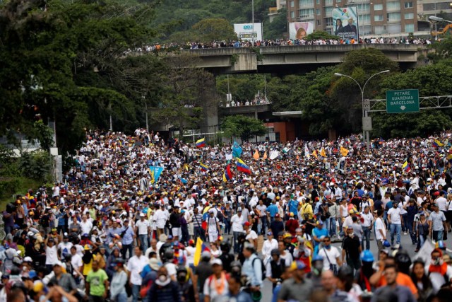 Opositores marchan en Caracas en contra del Gobierno del presidente Nicolás Maduro, Venezuela, 31 de mayo de 2017. REUTERS/Carlos Garcia Rawlins