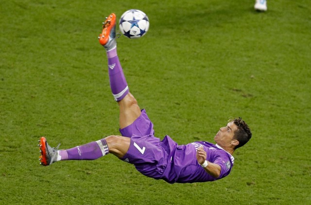 Britain Soccer Football - Juventus v Real Madrid - UEFA Champions League Final - The National Stadium of Wales, Cardiff - June 3, 2017 Real Madrid's Cristiano Ronaldo shoots at goal with a overhead kick Reuters / Phil Noble Livepic