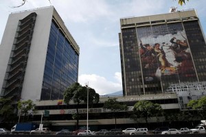 Estados Unidos considera posibles sanciones contra sector petrolero de Venezuela