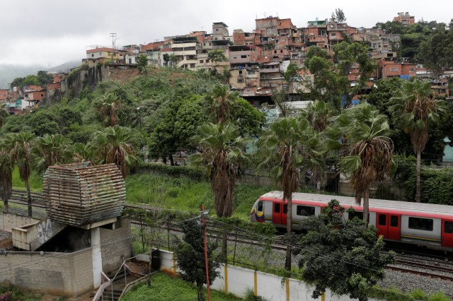 Un tren de metro se desplaza a lo largo de la favela 23 de Enero en Caracas, Venezuela el 19 de mayo de 2017. Foto tomada el 19 de mayo de 2017. REUTERS / Marco Bello