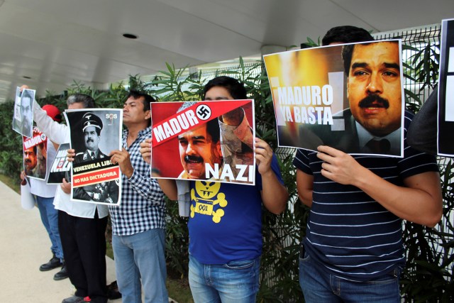 Carteles a Maduro en México / REUTERS/Ivan Alonso
