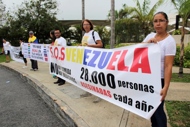 Carteles a Maduro en México / REUTERS/Ivan Alonso