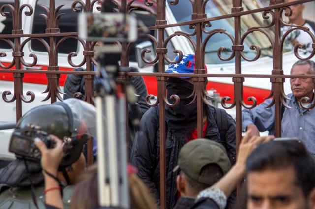 Diputados y periodistas en la AN permanecieron "secuestrados" por más de cuatro horas tras asedio oficialista. Foto: EFE