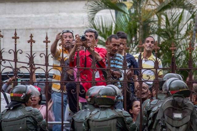 Diputados y periodistas en la AN permanecieron "secuestrados" por más de cuatro horas tras asedio oficialista. Foto: EFE