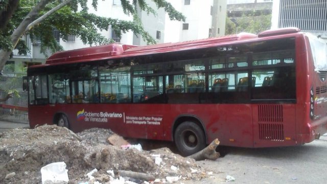 Unidad de Metrobús presuntamente abandonada en barricada de Lomas del Ávila / Foto: Richard Sandoval