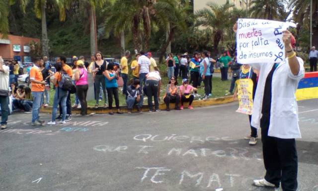 Habitantes de Los Nuevos Teques manifiestan en contra del Gobierno / Foto: @dmurolo