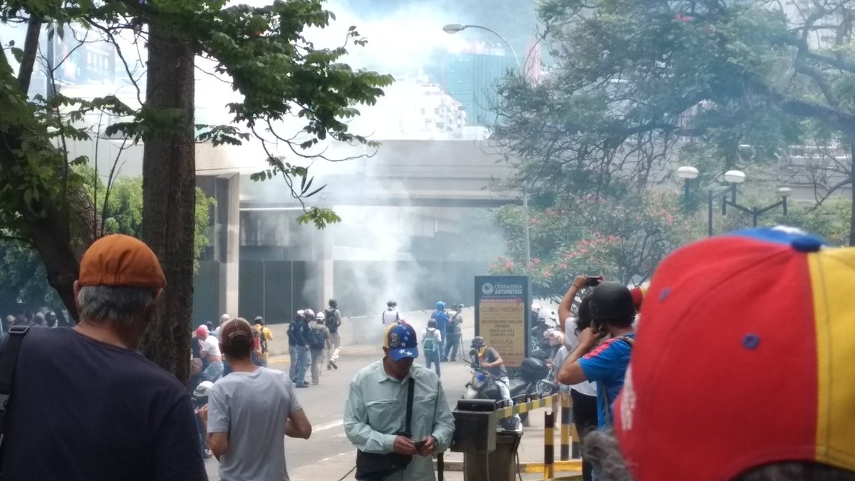 Disparan lacrimógenas contra manifestantes en el CCCT #5Jun (Fotos + Video)