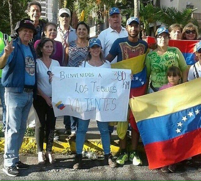 Estudiantes que caminan desde Barquisimeto a Caracas llegaron a Los Teques (Fotos y Video)