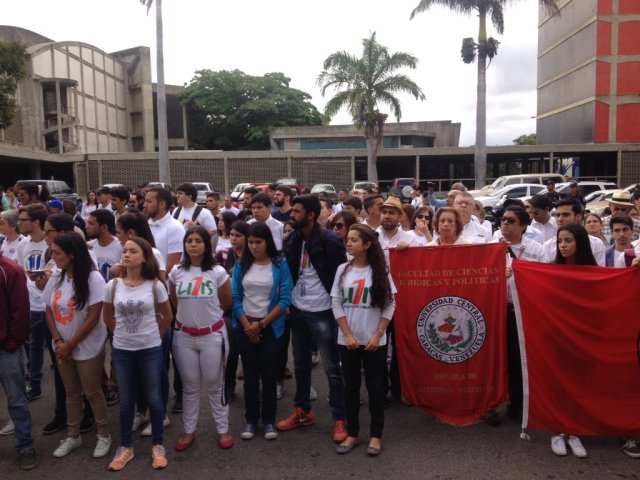 Estudiantes asisten al concierto por la paz en la UCV / Foto: @LitisUCV 