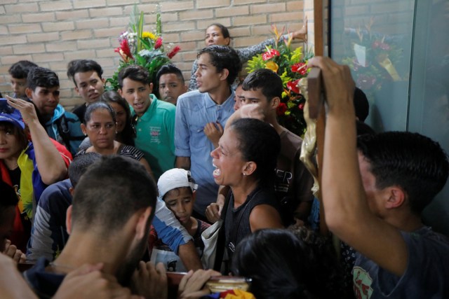 Funeral de Neomar Lander / REUTERS/Marco Bello
