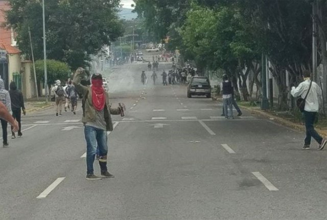 Represión en las inmediaciones de la sede del CNE en el estado Lara. Foto: cortesía El Impulso