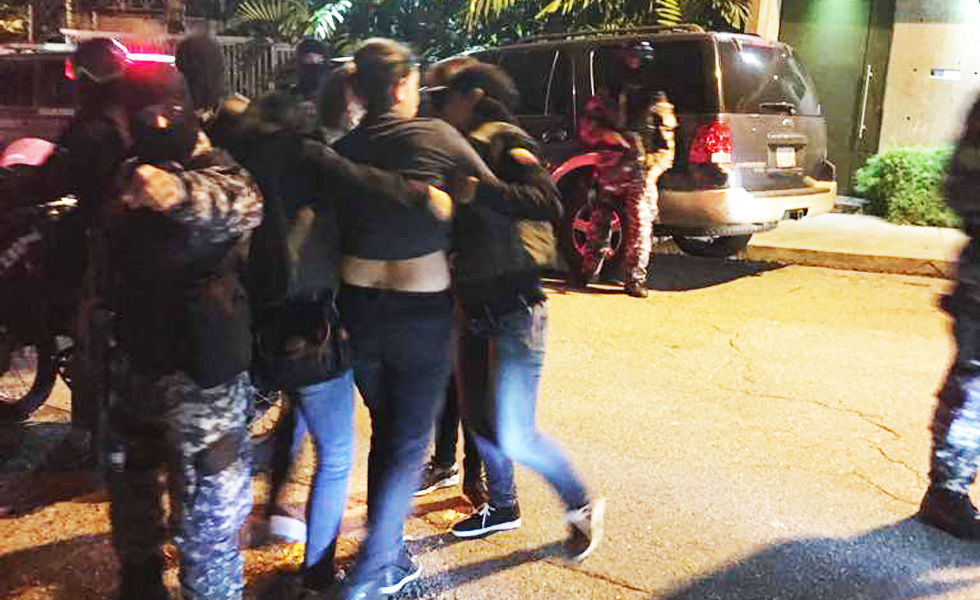 Sin órdenes y sin fiscales, Sebin secuestra en Altamira a asesores de la Unidad (FOTOS + VIDEOS)