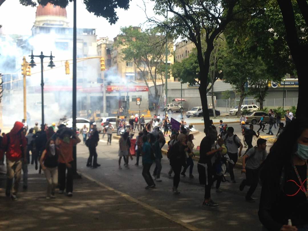 Reprimen a estudiantes de la UCV durante trancazo este #23Jun (fotos)